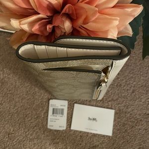 Coach Wallet in Signature Canvas